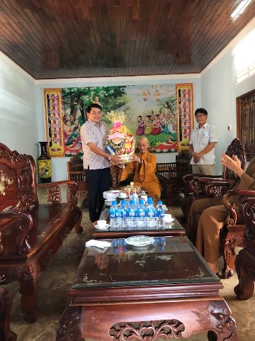 Phù Cát: Lãnh đạo huyện thăm các tự viện mùa Phật đản