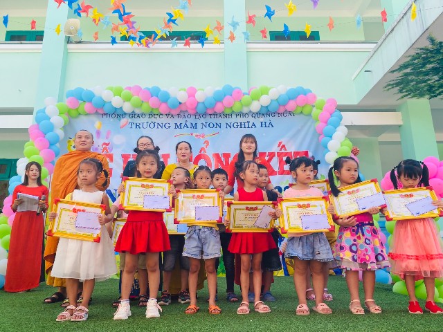 An Nhơn: Phát quà nhân lễ Tổng kết năm học 2021 - 2022