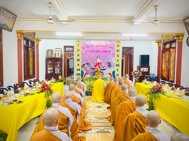 Quy Nhơn: Chùa Tâm Ấn tổ chức lễ dâng pháp y và cài hoa hồng