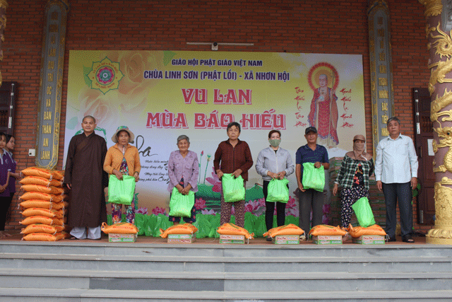Quy Nhơn: Chùa Linh Sơn Nhơn Hội phát quà từ thiện Vu Lan PL.2566