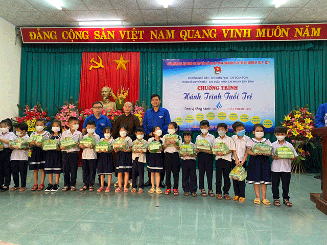 Phù Mỹ: Chùa Phước Sơn tặng quà cho học sinh và các gia đình khó khăn
