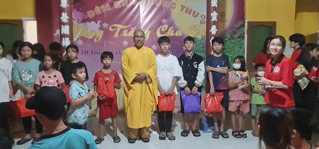 Phù Mỹ: Đêm Trung thu “Vầng Trăng Chú Cuội” tại chùa Phước Lộc