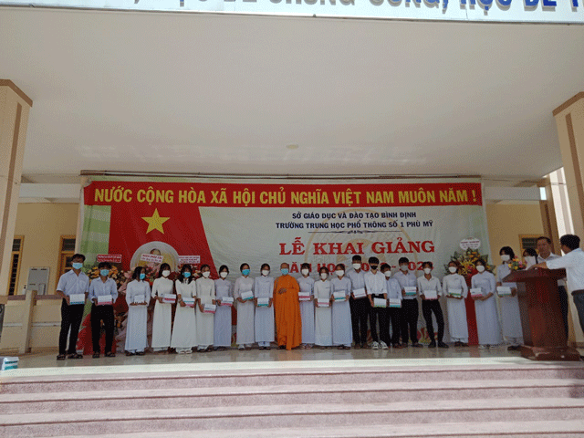 Phù Mỹ: Sư cô Liên Hưng phát quà cho các Trường học nhân dịp Khai giảng năm học mới 2022-2023