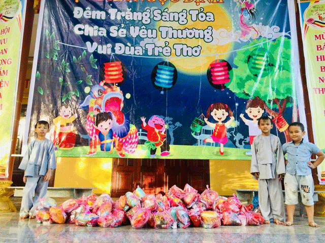 Quy Nhơn: Đêm trăng sáng tỏ, chia sẻ yêu thương tại Tịnh xá Ngọc Định