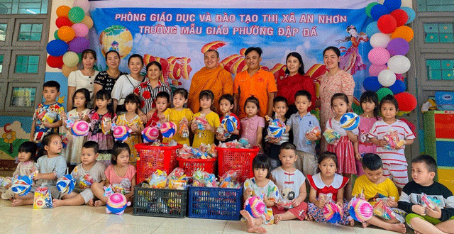 An Nhơn: Tịnh xá Ngọc Duyên phát quà Tết Trung Thu